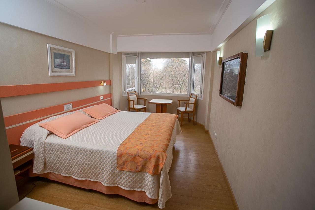 Hotel Dior Tandil Bagian luar foto