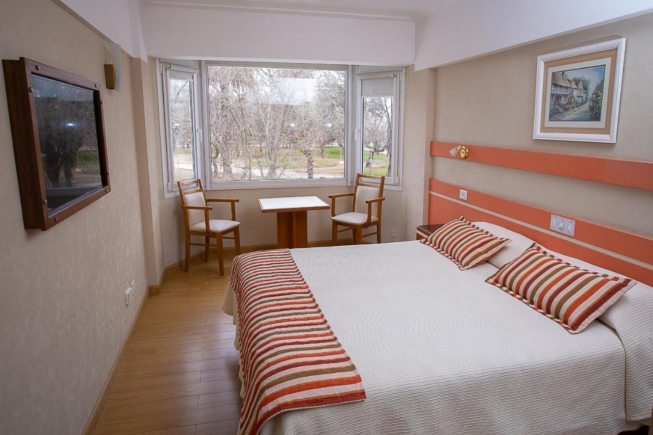 Hotel Dior Tandil Bagian luar foto