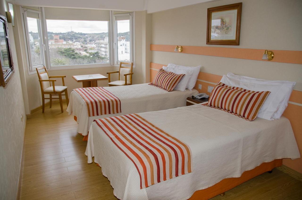Hotel Dior Tandil Bagian luar foto